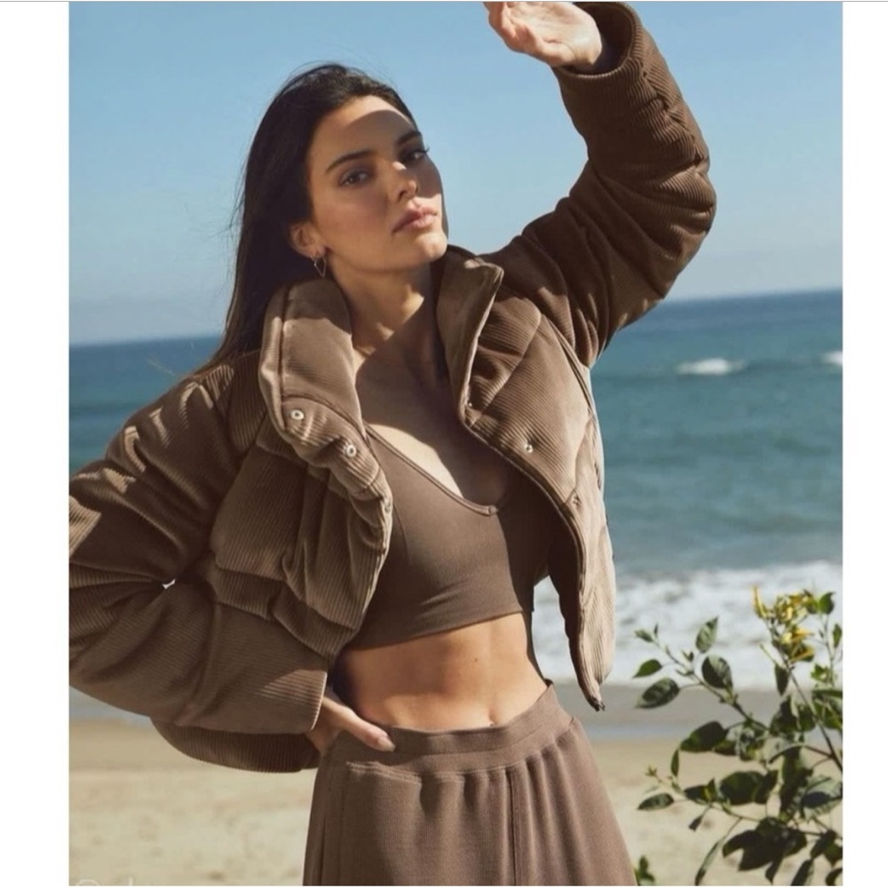 ALO Yoga Gold Rush Ribbed Velour Puffer Coat | Machiatto Brown - Picture 6 of 10